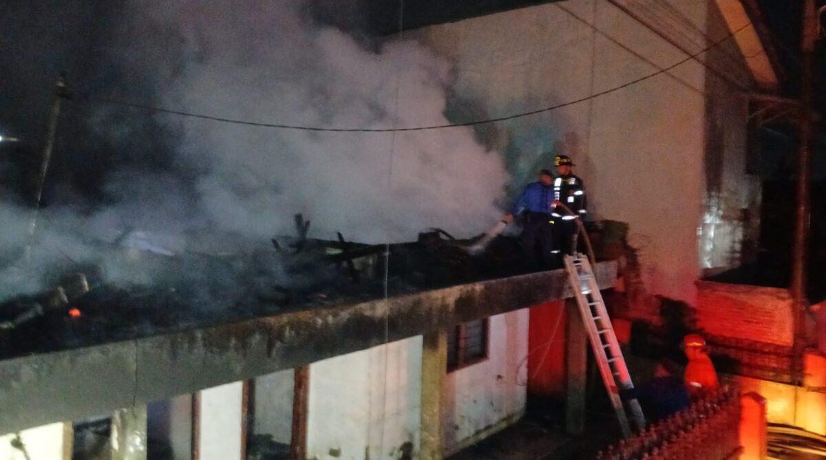 Petugas Damkar saat melakukan pendinginan kebakaran rumah di Rajabasa, Bandar Lampung, Senin 10 Maret 2025, malam | Dok. Damkarmat Bandar Lampung.