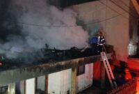 Petugas Damkar saat melakukan pendinginan kebakaran rumah di Rajabasa, Bandar Lampung, Senin 10 Maret 2025, malam | Dok. Damkarmat Bandar Lampung.