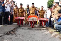 Gubernur Lampung RMD saat melaksanakan Ground Breaking ruas jalan Kota Bumi - Bandar Agung, Senin 10 Maret 2025 | Dok. Kominfotik Provinsi Lampung.