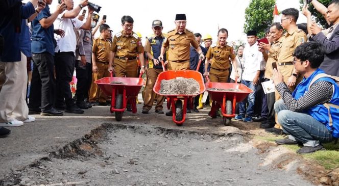 
 Gubernur Lampung RMD saat melaksanakan Ground Breaking ruas jalan Kota Bumi - Bandar Agung, Senin 10 Maret 2025 | Dok. Kominfotik Provinsi Lampung.