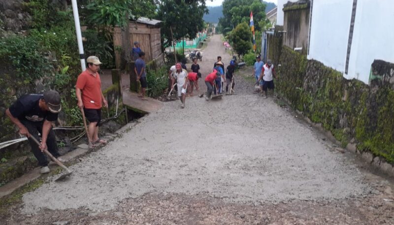 Masyarakat Dusun Kampung Sawah Pekon Karang Rejo saat Bergotong-royong Mengecor Jalan. Foto : Asrul Ariski/Media Prioritastv.com. 