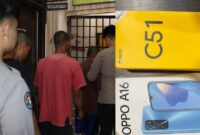 Kolase foto ketiga tersangka yang akan dijebloskan ke sel tahanan dan barang bukti handphone milik korban, Selasa 11 Maret 2025 | Dok. Humas Polres Tanggamus.