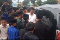 Pengusaha asal Tanggamus, Agus Ciek saat membagi-bagikan uang kepada anak-anak pondok pesantren saat ngabuburit di Pagelaran, Pringsewu, Selasa 11 Maret 2025 | Dok. Tangkapan Layar.