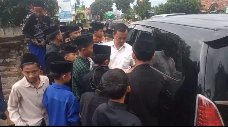Pengusaha asal Tanggamus, Agus Ciek saat membagi-bagikan uang kepada anak-anak pondok pesantren saat ngabuburit di Pagelaran, Pringsewu, Selasa 11 Maret 2025 | Dok. Tangkapan Layar.