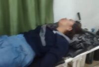 Kondisi korban kecelakaan di Jalinbar Gading Rejo, Pringsewu saat dievakuasi ke rumah sakit, Selasa 11 Maret 2025, malam | Dok. Tangkapan Layar Video.