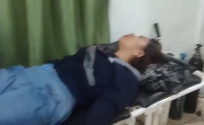 Kondisi korban kecelakaan di Jalinbar Gading Rejo, Pringsewu saat dievakuasi ke rumah sakit, Selasa 11 Maret 2025, malam | Dok. Tangkapan Layar Video.