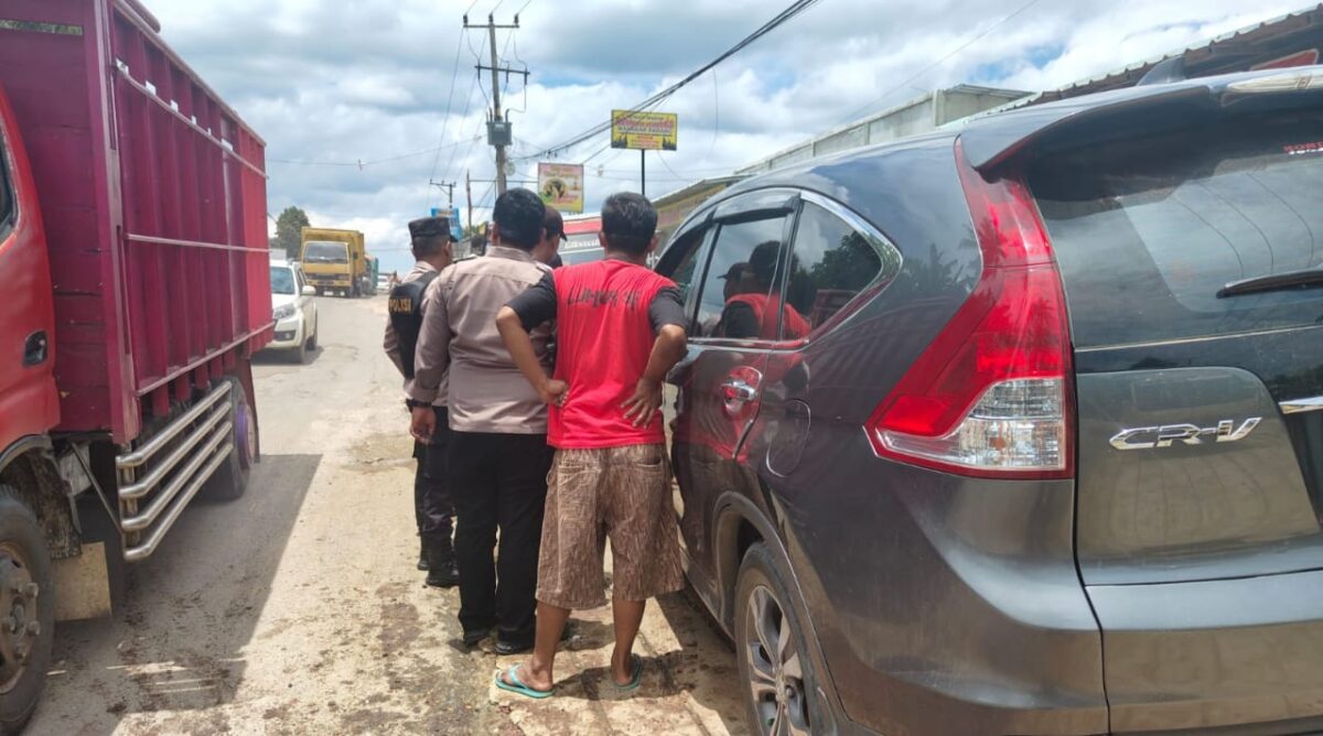 Polisi saat melakukan identifikasi kasus pencurian modus pecah kaca mobil di Sukoharjo, Pringsewu, Rabu 12 Maret 2025 | Dok. Humas  Polres Pringsewu.