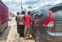 Polisi saat melakukan identifikasi kasus pencurian modus pecah kaca mobil di Sukoharjo, Pringsewu, Rabu 12 Maret 2025 | Dok. Humas  Polres Pringsewu.