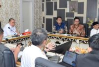 Bupati Tanggamus Moh Saleh Asnawi saat menerima kunjungan tim Green Blue Korea Selatan di ruang rapat Pemkab setempat, Rabu 12 Maret 2025 | Dok. Diskominfo Tanggamus.
