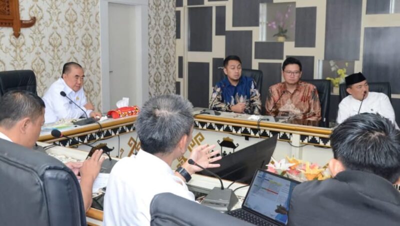 Bupati Tanggamus Moh Saleh Asnawi saat menerima kunjungan tim Green Blue Korea Selatan di ruang rapat Pemkab setempat, Rabu 12 Maret 2025 | Dok. Diskominfo Tanggamus.