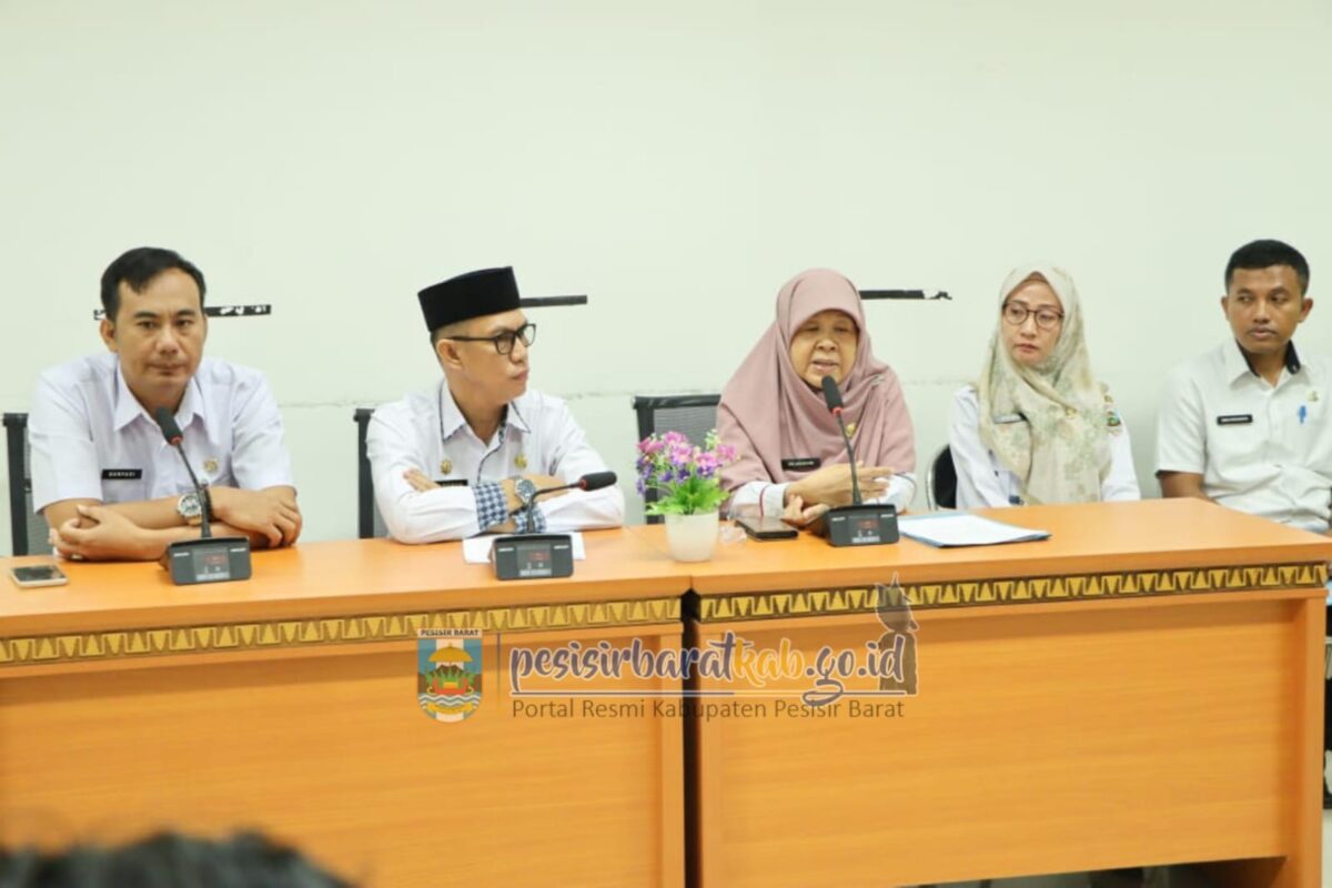 Konferensi pers dirumahkannya 510 Tenaga Kontrak Daerah di ruang ngejalang (media center) Lantai 1 Gedung A Komplek Perkantoran Pemkab Pesibar, Rabu (12/3/2025) | Dok. pesisirbaratkab.go.id.