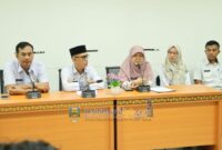 Konferensi pers dirumahkannya 510 Tenaga Kontrak Daerah di ruang ngejalang (media center) Lantai 1 Gedung A Komplek Perkantoran Pemkab Pesibar, Rabu (12/3/2025) | Dok. pesisirbaratkab.go.id.