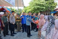 Wabup Tanggamus Agus Suranto saat simbolis menyerahkan paket pasar murah di Terminal Kota Agung, Kamis 13 Maret 2025 | Herdi/Media Prioritastv.com.