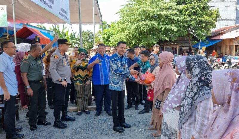 Wabup Tanggamus Agus Suranto saat simbolis menyerahkan paket pasar murah di Terminal Kota Agung, Kamis 13 Maret 2025 | Herdi/Media Prioritastv.com.