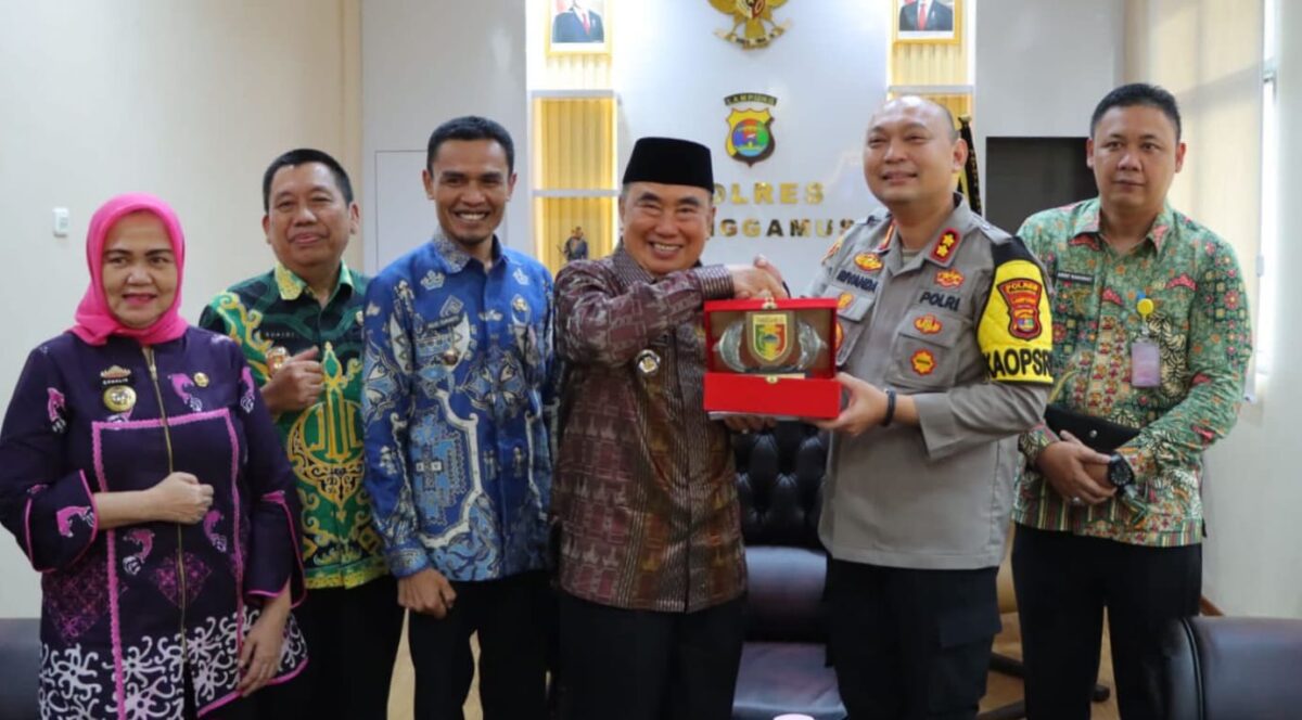 Bupati Tanggamus Moh Saleh Asnawi saat menyerahkan buku jalan lurus dalam kunjungan ke Polres Tanggamus, Kamis 13 Maret 2025 | Dok. Istimewa.