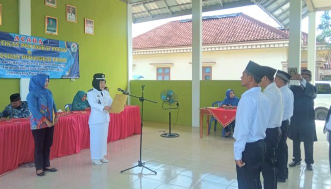 
 Kepala Pekon Tekad Tuti Arifin saat Memimpin Acara Pelantikan dan Perpisahan Perangkat Pekon Tekad. Foto : Asrul Ariski/Media Prioritastv.com. 