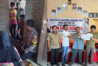 Kolase foto saat Kakon Sinar Semendo Yulistina bersama Babhinkamtibmas, Babinsa menyerahkan BLT-DD di kediaman KPM dan saat penyerahan di Balai Pekon setempat, Jumat 14 Maret 2025 | Asrul Ariski/Media Prioritastv.com.