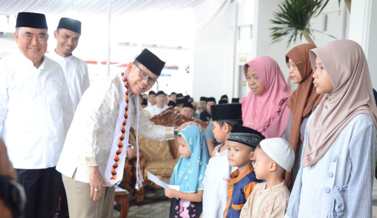 Asisten Administrasi Umum Pemprov Lampung, Zulfikar didampingi Bupati Tanggamus Moh Saleh Asnawi dan Wabup Agus Suranto saat menyerahkan tali asih, Kamis 13 Maret 2025 | Dok. Kominfo Tanggamus.