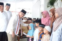 Asisten Administrasi Umum Pemprov Lampung, Zulfikar didampingi Bupati Tanggamus Moh Saleh Asnawi dan Wabup Agus Suranto saat menyerahkan tali asih, Kamis 13 Maret 2025 | Dok. Kominfo Tanggamus.