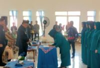 Ketua TP PKK Tanggamus, Hj. Siti Mahmudah saat menandatangani berita acara pengukuhan di hadapan Bupati Moh. Saleh Asnawi, Jumat 14 Maret 2025 | Dok. Kominfo Tanggamus.