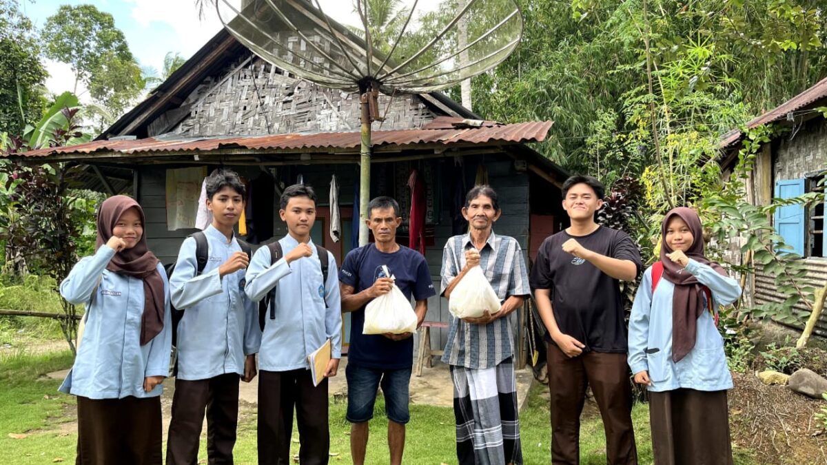 Para pelajar SMAN 1 Kota Agung saat menyalurkan bantuan sosial di lingkungan Sabbahlupak, Kuripan, Kota Agung, Jumat 14 Maret 2025 | Herdi/Media Prioritastv.com.