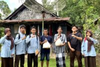 Para pelajar SMAN 1 Kota Agung saat menyalurkan bantuan sosial di lingkungan Sabbahlupak, Kuripan, Kota Agung, Jumat 14 Maret 2025 | Herdi/Media Prioritastv.com.