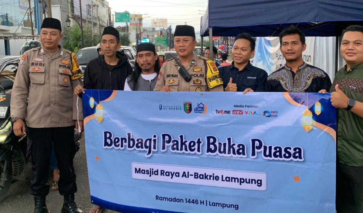 Baksos berbagi paket buka puasa Masjid Raya Al Bakrie Lampung, Jumat 14 Maret 2025 | Tiondon/Media Prioritastv.com.