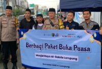 Baksos berbagi paket buka puasa Masjid Raya Al Bakrie Lampung, Jumat 14 Maret 2025 | Tiondon/Media Prioritastv.com.