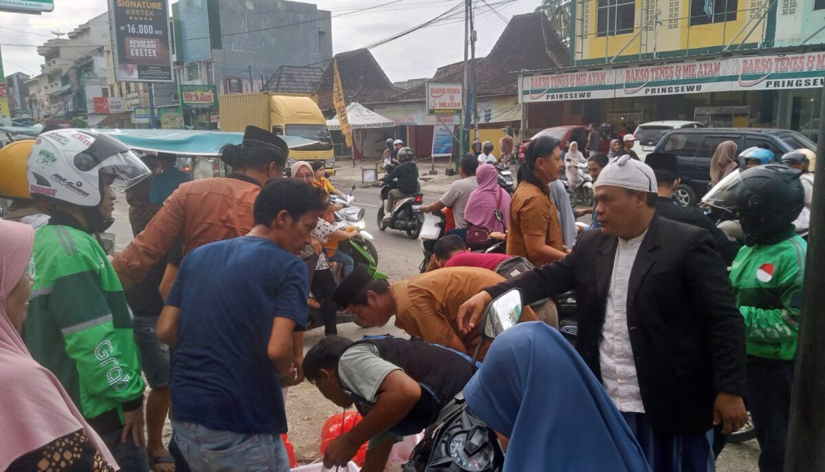 Kemeriahan berbagi takjil group Info Pringsewu di Jalinbar Pringsewu, Sabtu 15 Maret 2025 | Samuel/Media Prioritastv.com.