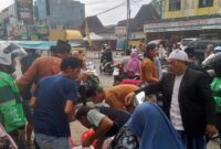 Kemeriahan berbagi takjil group Info Pringsewu di Jalinbar Pringsewu, Sabtu 15 Maret 2025 | Samuel/Media Prioritastv.com.