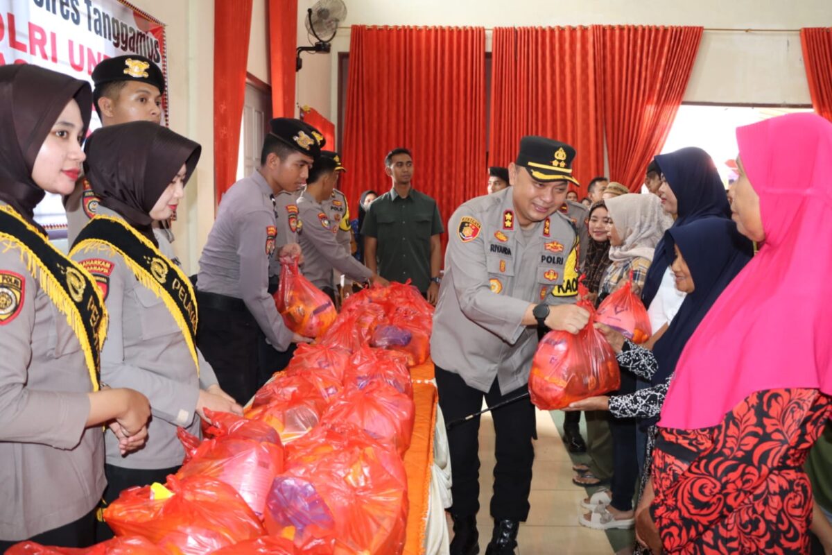 Kapolres Tanggamus AKBP Rivanda saat menyerahkan paket bazar murah di GSG Gisting, Senin 17 Maret 2025 | Herdi/Media Prioritastv.com.