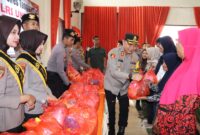 Kapolres Tanggamus AKBP Rivanda saat menyerahkan paket bazar murah di GSG Gisting, Senin 17 Maret 2025 | Herdi/Media Prioritastv.com.