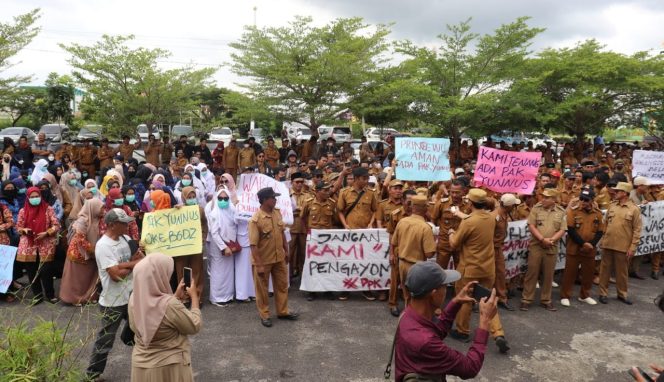 
 Ratusan massa yang menggelar aksi dukungan kepada Kapolres Pringsewu di are Pemkab Pringsewu, Senin 17 Maret 2025 | Davit/Media Prioritastv.com.