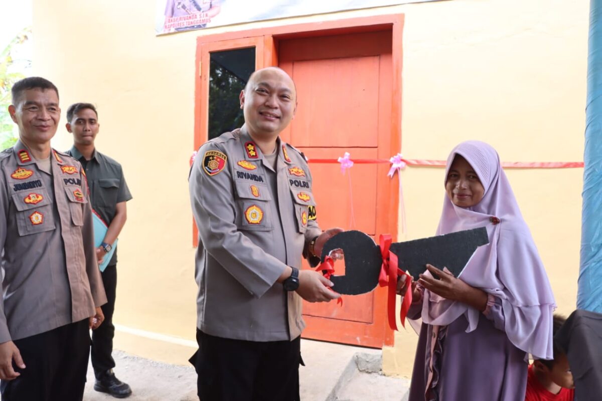 Kapolres Tanggamus AKBP Rivanda secara simbolis menyerahkan kunci rumah kepada Surtini yang rumahnya telah dibedah, Selasa 18 Maret 2025 | Herdi/Media Prioritastv.com.