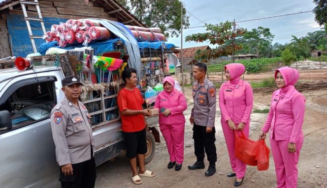 
 AKP (Anumerta) Lusiyanto, semasa hidup saat berbagi kebaikan kepada masyarakat, Kamis (13/3/2025) sore | Dok. Humas Polda Lampung.