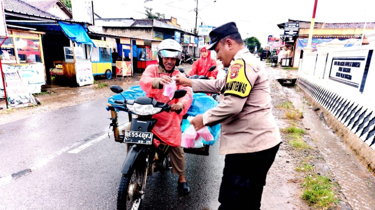 Personel Polsek Pulau Panggung saat Berbagi Takjil Kepada Pengguna Jalan. Foto : Asrul Ariski/Media Prioritastv.com. 