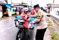 Personel Polsek Pulau Panggung saat Berbagi Takjil Kepada Pengguna Jalan. Foto : Asrul Ariski/Media Prioritastv.com. 