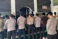 Polres Tanggamus saat holat ghaib mendokan bhayangkara yang gugur di Way Kanan, Lampung, Selasa 18 Maret 2025 | Dok. Humas Polres Tanggamus.