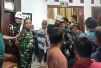 Kolase foto saat penangkapan oknum TNI diduga penembak anggota Polri Polres Way Kanan dan saat digiring menuju mobil Denpom Lampung, Senin 17 Maret 2025 | Dok. Tangkapan Layar.