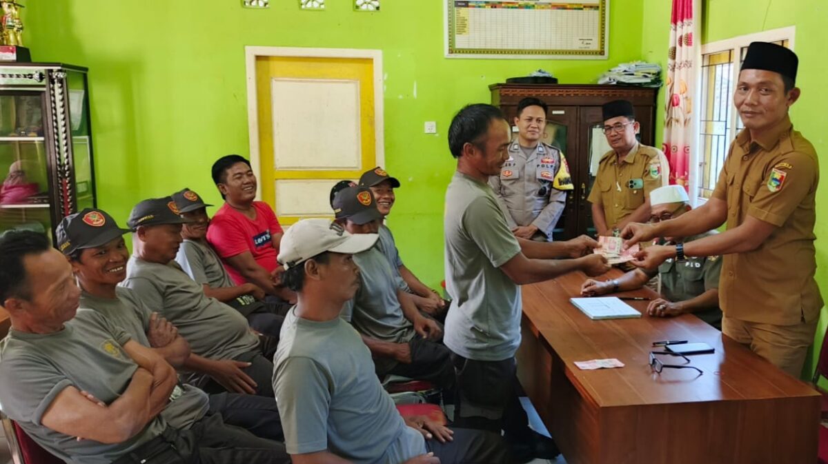 Kakon) Pekondoh, Kecamatan Cukuh Balak, Kabupaten Tanggamus, Ahmad Zazani, saat menyerahkan insentif Sat Linmas, Selasa 18 Maret 2025 | A. Hayat Purba/Media Prioritastv
com.