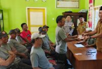 Kakon) Pekondoh, Kecamatan Cukuh Balak, Kabupaten Tanggamus, Ahmad Zazani, saat menyerahkan insentif Sat Linmas, Selasa 18 Maret 2025 | A. Hayat Purba/Media Prioritastv
com.