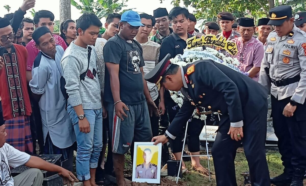 Prosesi pemakaman Briptu Anumerta Ghalib Surya di Tanjung Senang Bandar Lampung, Selasa 18 Maret 2025 | Putra/Media Prioritastv.com.