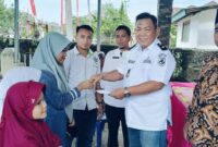 Kepala Pekon Teba, Junaidi Yazid saat menyerahkan santunan anak yatim bersamaan penyaluran BLT-DD, Rabu 19 Maret 2025 | Herdi/Media Prioritastv.com.