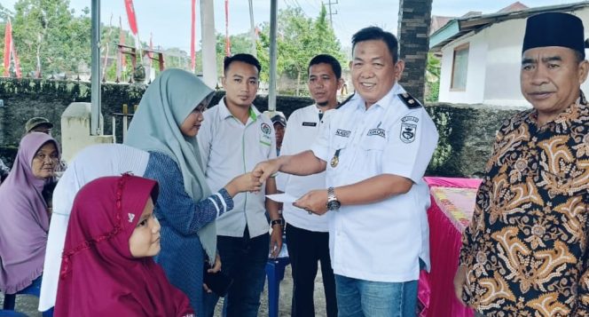 
					Kepala Pekon Teba, Junaidi Yazid saat menyerahkan santunan anak yatim bersamaan penyaluran BLT-DD, Rabu 19 Maret 2025 | Herdi/Media Prioritastv.com.