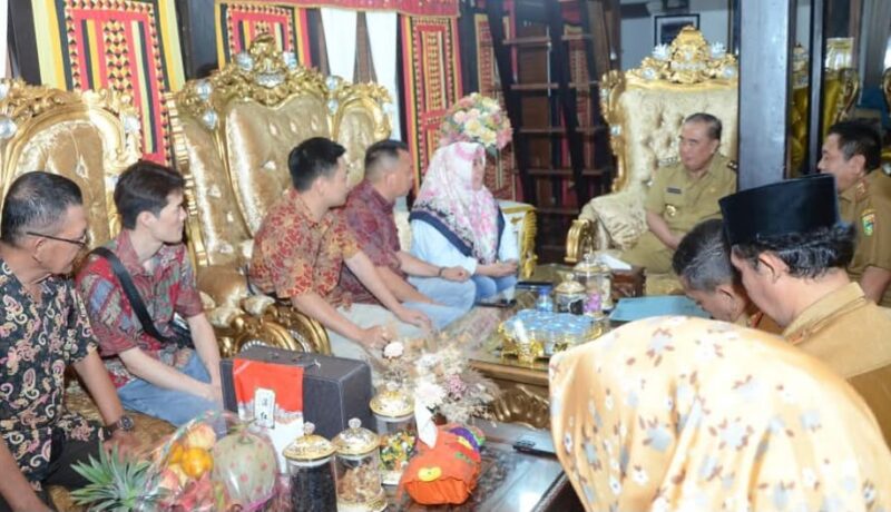 Bupati Tanggamus, Drs. H. Moh. Saleh Asnawi saat.menyambut calon investor asal Tiongkok, Rabu 19 Maret 2025 | Dok. Kominfo Tanggamus.