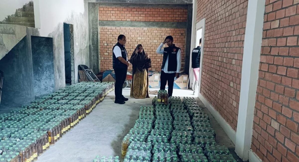 Satreskrim Polres Mesuji saat Melakukan Pengecekan di Gudang Milik Mantan Sekda Mesuji. Foto: Humas Polres Mesuji.