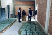 Satreskrim Polres Mesuji saat Melakukan Pengecekan di Gudang Milik Mantan Sekda Mesuji. Foto: Humas Polres Mesuji. 