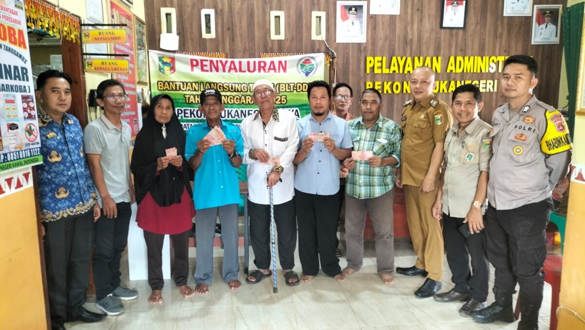 Kepala Pekon Suka Negeri Jaya Risdiyanto saat Menyalurkan BLT-DD Kepada Masyarakat. Foto: Asrul Ariski/Media Prioritastv.com.