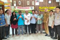 Kepala Pekon Suka Negeri Jaya Risdiyanto saat Menyalurkan BLT-DD Kepada Masyarakat. Foto: Asrul Ariski/Media Prioritastv.com. 