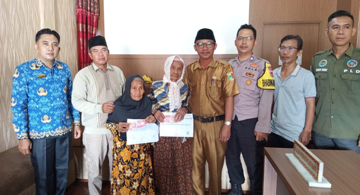Pemerintah Pekon Negeri Agung saat Menyalurkan BLT-DD Kepada Masyarakat. Foto: Asrul Ariski/Media Prioritastv.com.